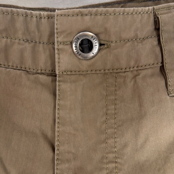 Men’s Patagonia Khaki Pants 33/32 5 pocket plus phone pocket Worn Great shape - Picture 2 of 6